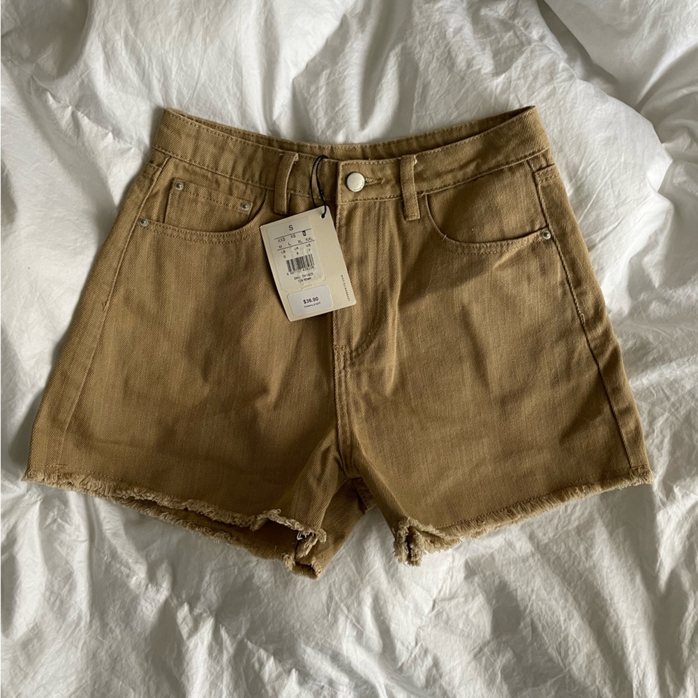Love, Bonito Size 4 beige shorts
